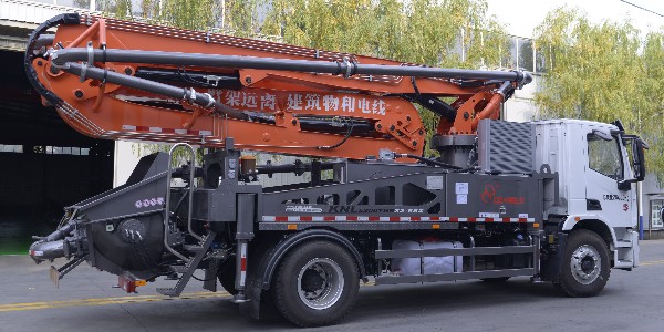 小身材大方量，32米泵車五節(jié)臂架，和大泵車一樣的動力