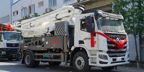 泵車準(zhǔn)備泵送時，罐車第一次裝料時，應(yīng)多加二袋水泥