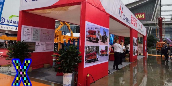 混凝土泵在下斜坡泵送時應當采取哪種措施防止骨料自流導致真空現象？