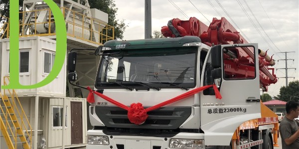 混凝土泵在輸送時，混凝土前管道用什么潤滑?