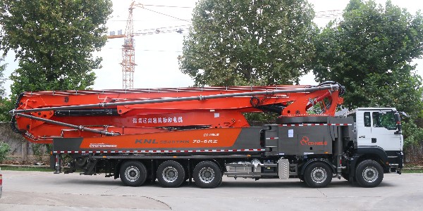 在施工過(guò)程中，泵車為了安全如何操作臂架