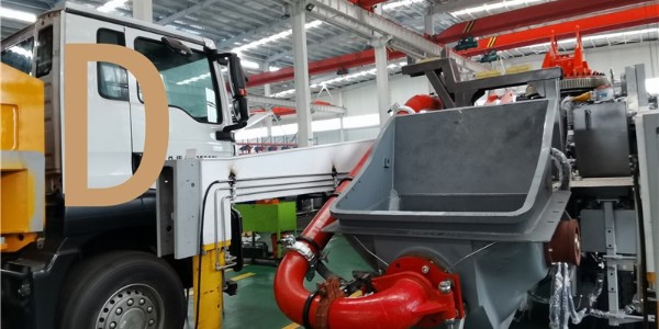 為保證泵車(chē)油箱油液順利沖洗泄油管路